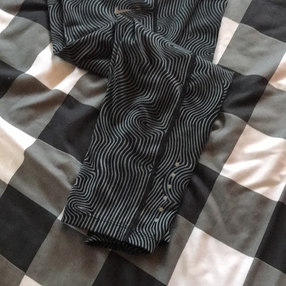 Women’s NIKE Dri-Fit Black Gray FINGERPRINT Design Leggings Sz M - Picture 10 of 11